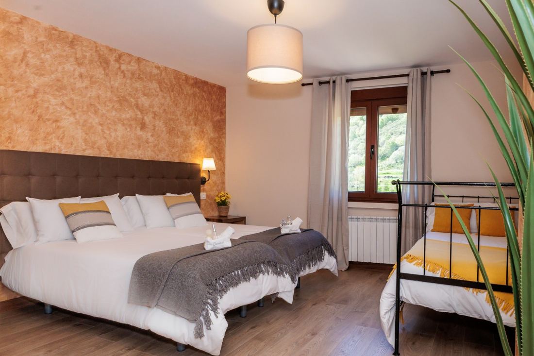 Habitación con cama de matrimonio y cama individual