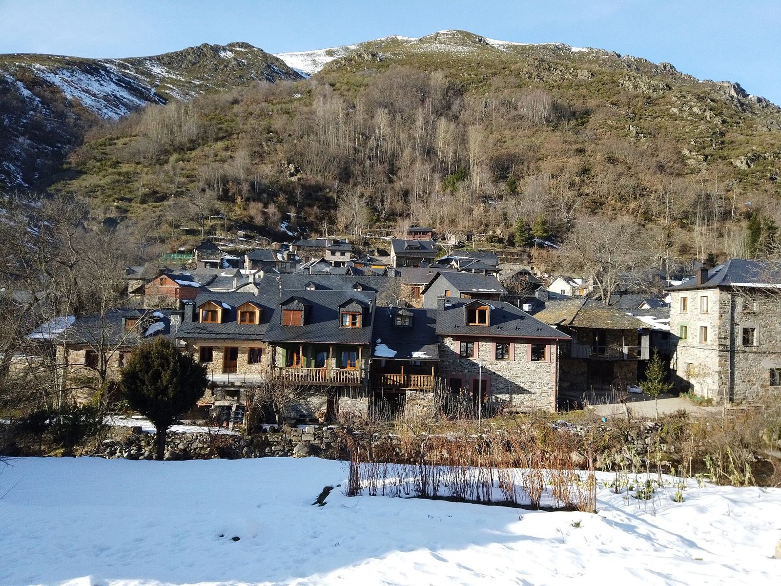 Casas de piedra con los prados nevados