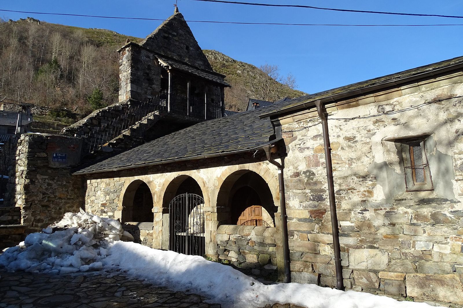 Iglesia de piedra con nieve en la plaza
