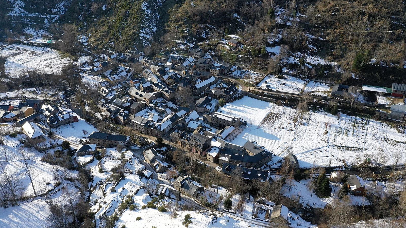 Pueblo de la sierra cubierto de nieve
