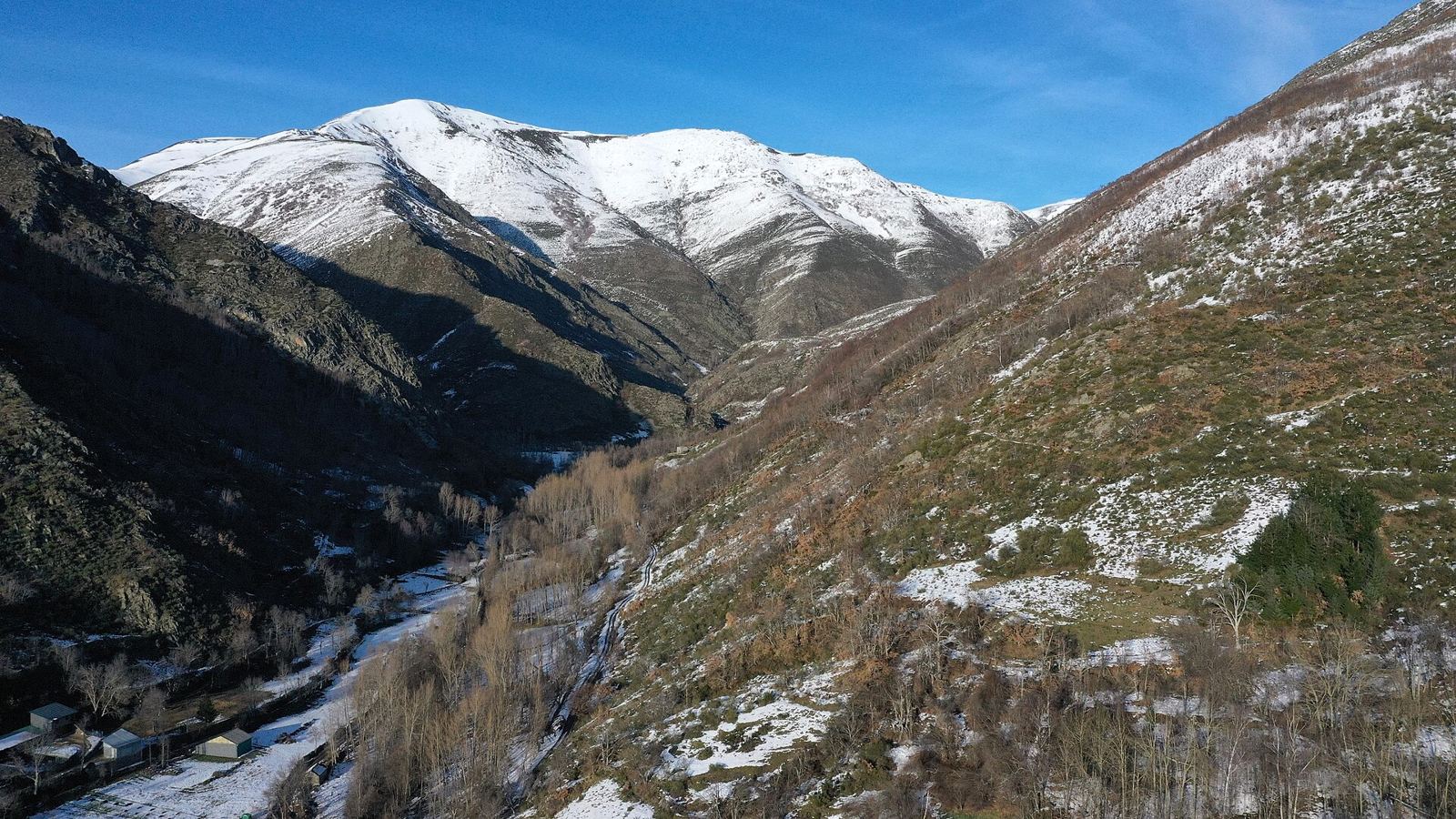 Montañas cubiertas de nieve en la cabecera del río Boeza