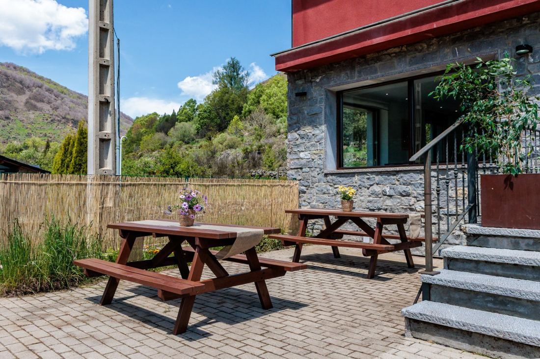 Patio con mesas de picnic