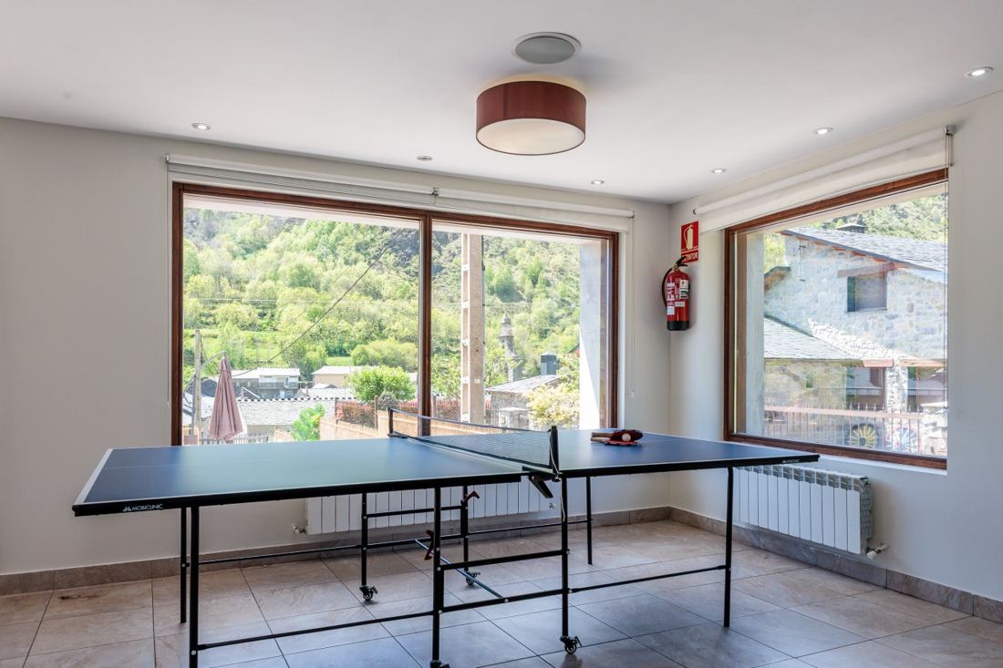 Sala con mesa de ping-pong
