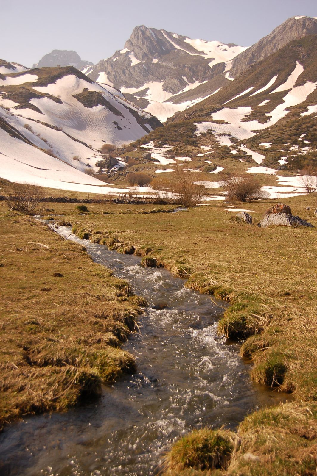 Valle de Omaña en primavera con la nieve retirándose