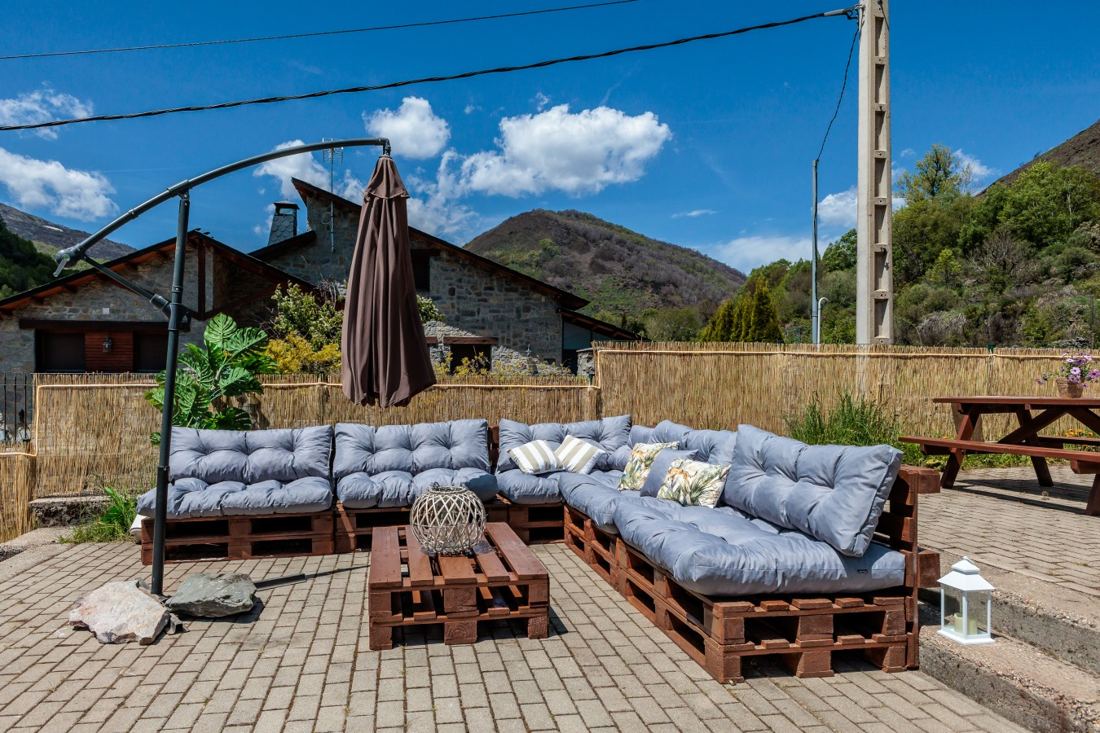 Terraza con sofás y vistas al monte