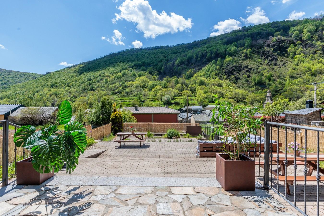 El valle de Fasgar, con prados y monte, visto desde la casa